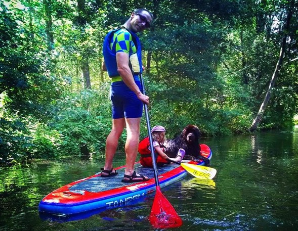 Stand-up-Paddler auf grünem Gewässer